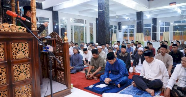 Tarawih di Desa Kabba, Bupati MYL Salurkan Sembako dan Perlengkapan Salat
