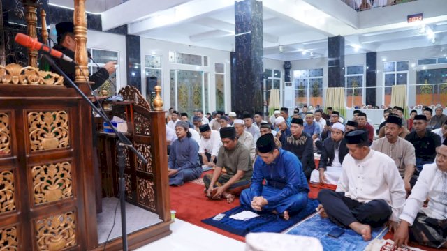 Bupati Pangkep tarawih bareng jemaah di Masjid Babul Khair, dalam rangka safari Ramadhan. Foto: dok
