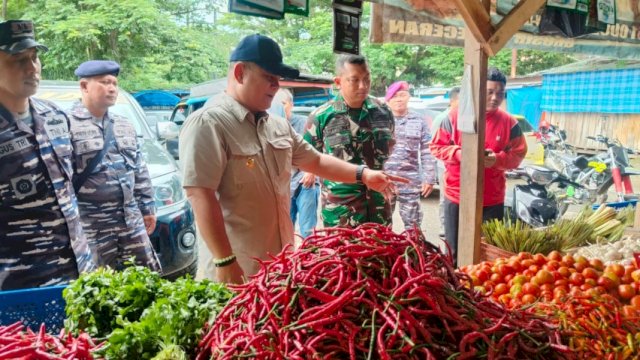 HARGA PANGAN. Sehari menjelang ramadan, Pj Bupati Sinjai lakukan pemantauan harga pangan di pasar. (Foto: Humas Sinjai)