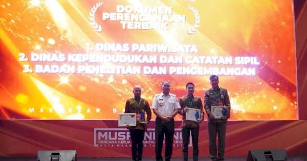 Dispar Makassar Raih Penghargaan SKPD Perencanaan Program Terbaik