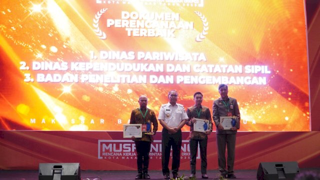 Dispar Makassar Raih Penghargaan SKPD Perencanaan Program Terbaik