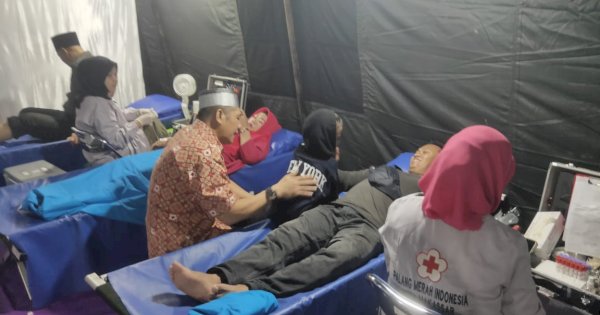 Hujan Deras Tak Surutkan Warga Donor Darah di Pelataran Al Markaz, Deng Ical Ucap Terima Kasih