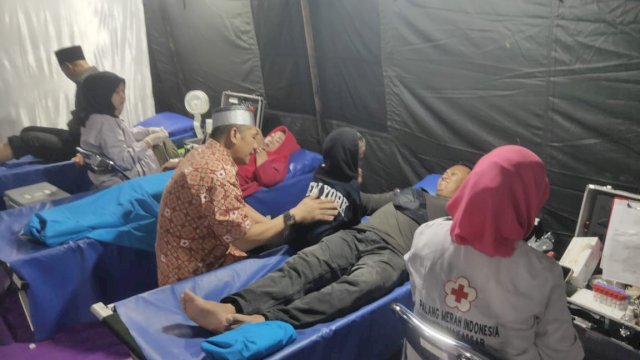 Hujan Deras Tak Surutkan Warga Donor Darah di Pelataran Al Markaz, Deng Ical Ucap Terima Kasih