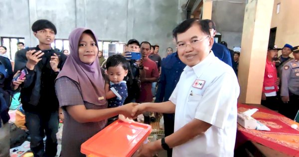 Ketum PMI Serahkan Bantuan Kepada Korban Banjir Demak