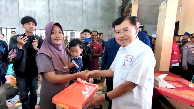 Ketum PMI Serahkan Bantuan Kepada Korban Banjir Demak