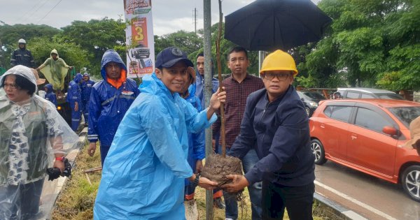 Revitalisasi Lapangan Karebosi, Dispora dan DLH Makassar Tanam 2020 Batang Pohon
