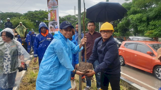 Revitalisasi Lapangan Karebosi, Dispora dan DLH Makassar Tanam 2020 Batang Pohon