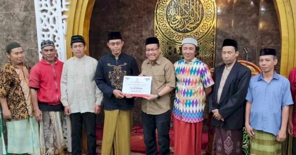 Safari Ramadhan, Sekwan DPRD Serahkan Dana Hibah Pemkot Makassar di Masjid Jannatul Firdaus