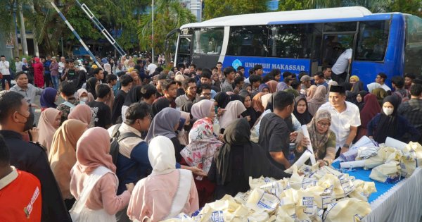 Komunitas Senam Sabtu Sehat Unismuh Makassar Berbagi 1000 Paket Buka Puasa ke Mahasiswa