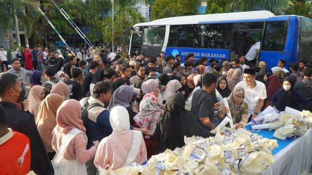 Ribuan mahasiswa padati pelataran kampus Unismuh Makassar untuk antri takjil. (Foto: Humas Unismuh)
