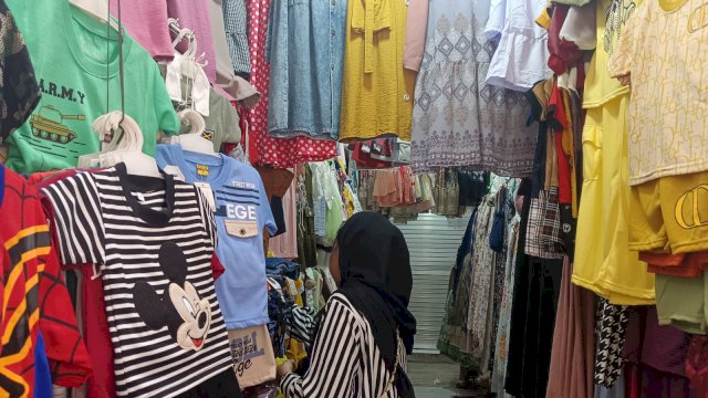 Suasana pedagang pakaian di Pasar Tradisional Sentral kota Makassar. (Foto: HN/Sinta)