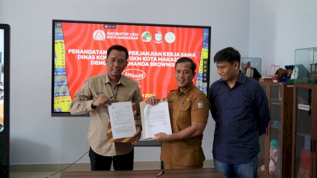 Kepala Dinas Koperasi dan UKM Muhammad Rheza dan Muhajir Rahman selaku Area Manager Brownis Amanda di hadapan Tim teknis Inkubator UMKM kota Makassar. (Foto: Humas Pemkot)