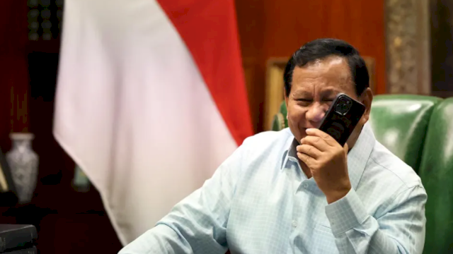 Senyum Prabowo Subianto saat menerima telepon dari Presiden AS Joe Biden. Foto: ist