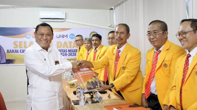 Ketua Panitia Seleksi (Pansel) Pemilihan Rektor (Pilrek) UNM Prof Hamsu Gani memakai almamater kuning bersalaman dengan Prof Eko Hadi Sujiono. Foto: dok UNM