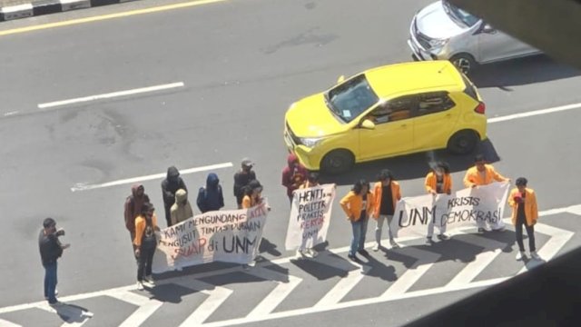 Sejumlah mahasiswa UNM turun ke lapangan menuntut proses Pilrek tak diwarnai kecurangan. Foto: HN/Sinta