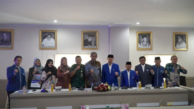 Foto bersama silaturahmi Badan Narkotika Nasional (BNN) Provinsi Sulsel, Selasa 5 Maret 2024. Silaturahmi dihelat di Ruang Senat, Gedung Iqra Lantai 17, Kampus Unismuh Makassar, Selasa (5/3/2024). Foto: HN/Rasak