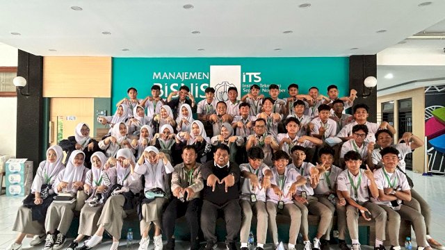 Foto bersama dengan siswa Sekolah Menengah Atas (SMA) Islam Athirah Bukit Baruga yang rencananya akan kegiatan observasi kampus di pulau Jawa yakni ke Surabaya, Malang dan Yogyakarta. Foto: dok