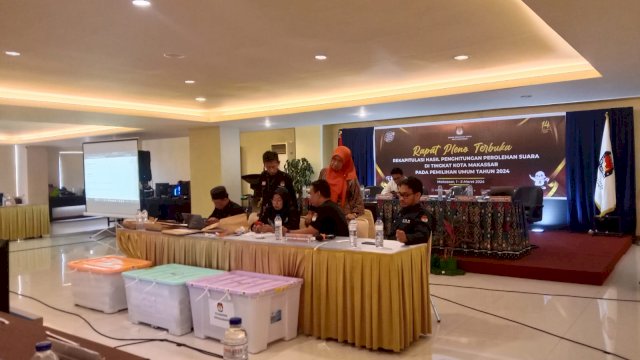 Rapat pleno rekapitulasi suara tingka Kota Makassar. Foto: HN/Sinta