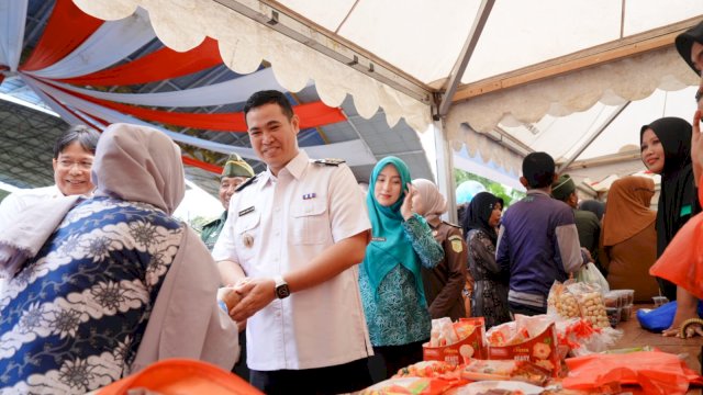 Bupati Pangkep Muhammad Yusran Lalogau (MYL) menyapa warga dalam pasar pangan. Foto: dok