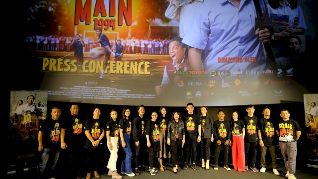 Foto bersama saat DL Entertainment merilis official trailer dan poster film Keluar Main 1994, di CGV Square Mall Panakukkang, Rabu (6/3/2024). Foto: HN/Rasak