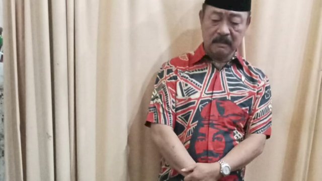 Wakil Bupati Gowa bdul Rauf Malaganni saat melihat jenazah sahabatnya Almarhum Abdul Rahman Daeng Lalang di RSUD Gowa. Foto: HN/Yusrizal