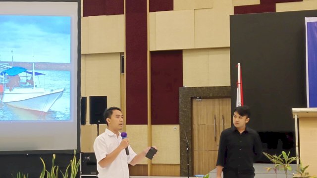 Tim Peneliti TI Eko Budi Wibowo (kemeja putih) dan Hendri Bagus (kemeja hitam) membeberkan hasil riset "Jala Korupsi di laut. Foto: HN/Sinta