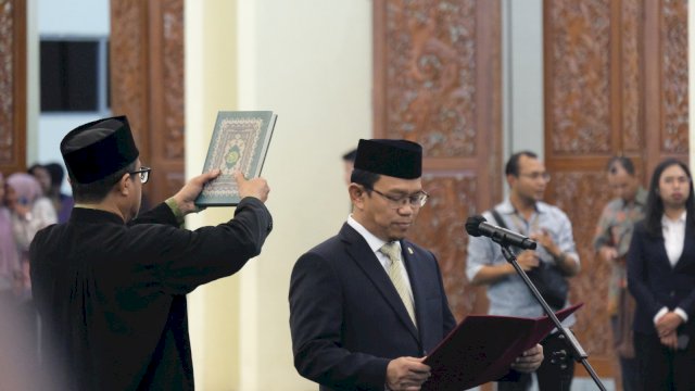 M Amir Uskara bacakan sumpah jabatan sebagai Wakil Ketua MPR RI. Foto: dok