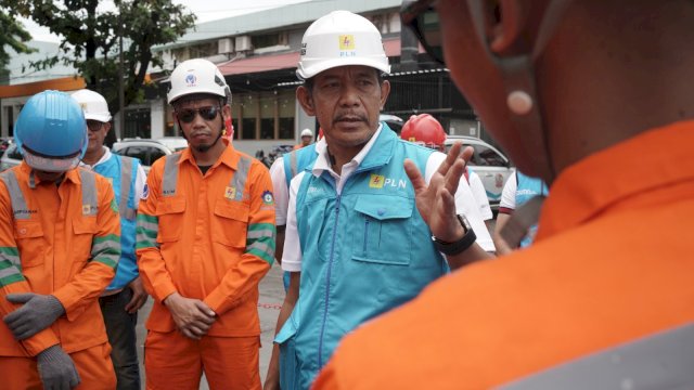 General Manager PLN UID Sulselrabar, Moch. Andy Adchaminoerdin, sedang memberikan arahan kepada personel, Foto: dok Humas PLN