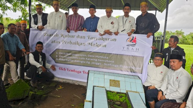 Ziarah dan tasykuran atas perbaikan makam raja dan ulama Sanrabone. Foto: dok