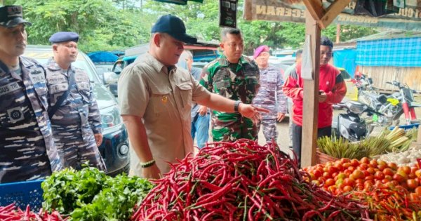 H-1 Ramadan, Pj Bupati Sinjai Pantau Harga Sembako di Pasar Sentral