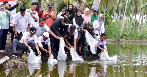 Sebar 400 Bibit Ikan di Bone, PJ Gubernur Sulsel Harap Bisa Jadi Pusat Pembibitan Ikan Air Tawar