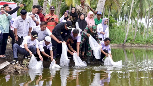 Penyebaran bibit ikan di Bone. Foto: dok