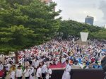 Buka Puasa Terpanjang 2,5 KM, Ribuan Warga Makassar Padati Losari