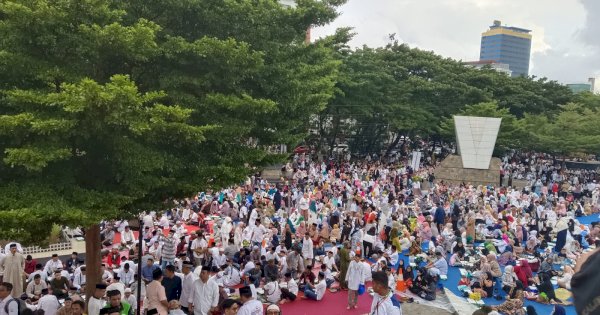 Buka Puasa Terpanjang 2,5 KM, Ribuan Warga Makassar Padati Losari