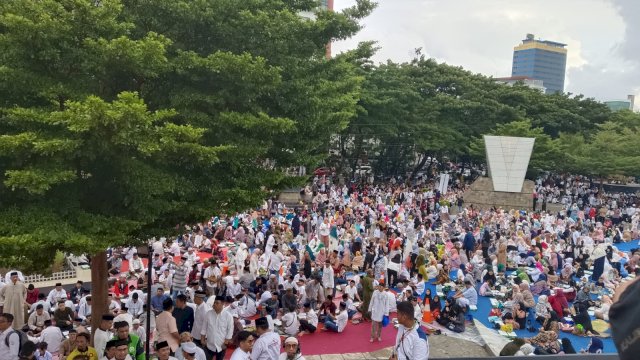Warga padati anjungan Pantai Losari. Foto: HN/Sinta