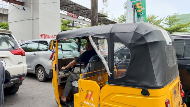 Bajaj di lampu merah Boulevard kota Makassar, Foto: HN/Sinta