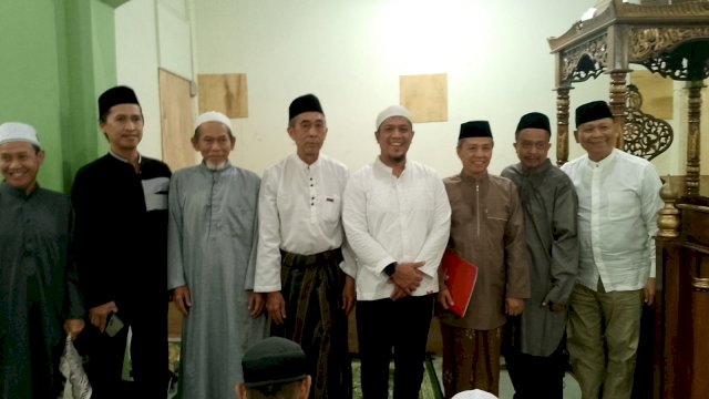 Penyerahan bantuan hibah di Masjid Nurul Ikhlas BTP. Foto: dok