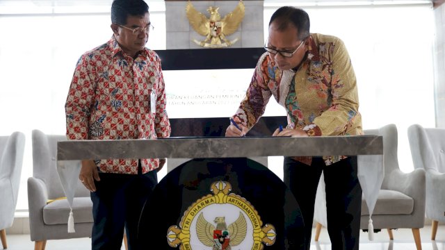 Wali Kota Makassar Mohammad Ramdhan 'Danny' Pomanto serahkan LKPD 2023 Unaudited di Kantor BPK Perwakilan Provinsi Sulsel. Foto: dok Humas pemkot