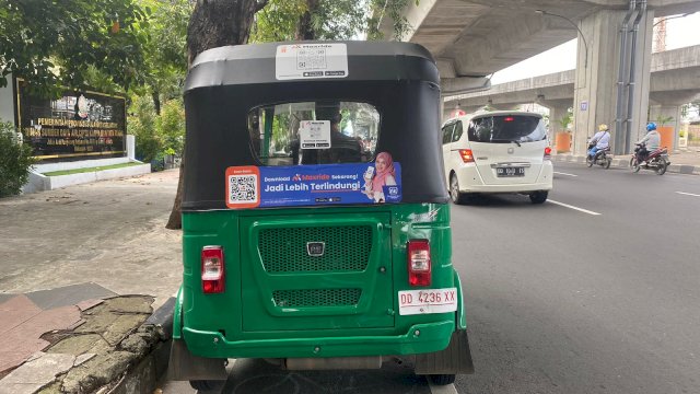 Sticker aplikasi Maxride tertempel di belakang Bajaj yang beroperasi di Makassar. Foto: HN/Gita
