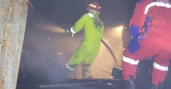 Satu Rumah Panggung di Jalan Banta-bantaeng Ludes Terbakar