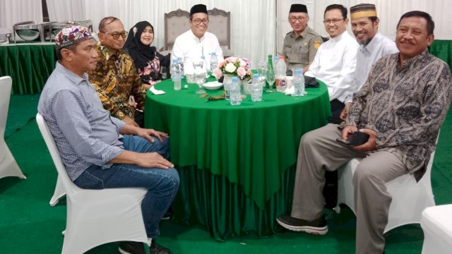 Foto bersama Amir Uskara dengan Muchlis Mantan Sekda Gowa yang menguatkan isu politik terkait keduanya. Foto: dok