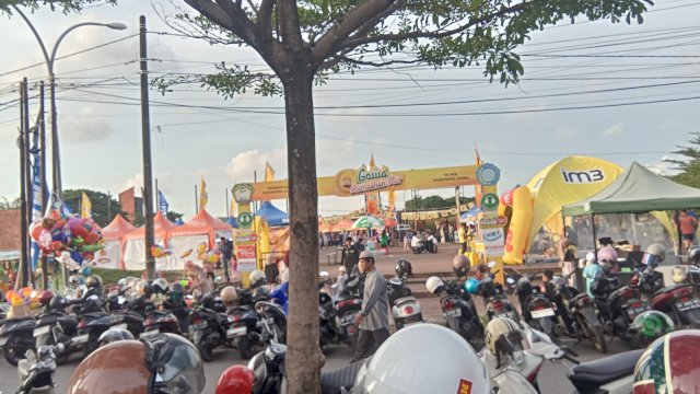 Aktivitas pasar Ramadan atau Ramadhan Fair di area Masjid Agung Syech Yusuf Gowa. Foto: HN/Yusrizal