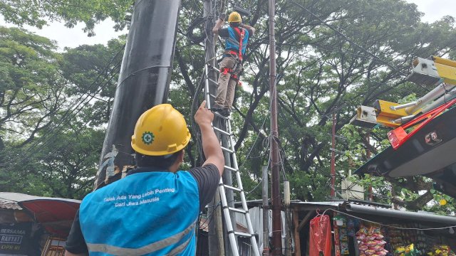 PLN UID Sulselbar sedang memperbaiki jaringan listrik. Foto: dok