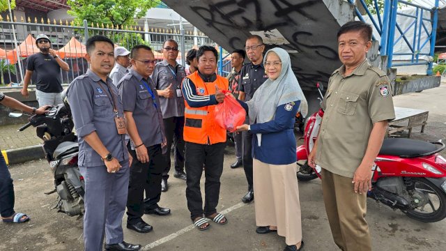 PD Parkir berbagi sembako ke Jukir resmi. Foto: dok