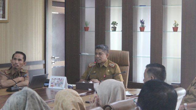 Sekda Jeneponto Arifin Nur saat Memimpin Rapat Pembahasan Percepatan Pembayaran Gaji Ke-14 THR dan TPP. Foto: HN/Aswin