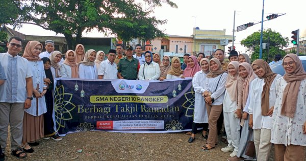 Asah Kekompakan Guru-Siswa, SMAN 10 Pangkep Berbagi 600 Paket Takjil Gratis