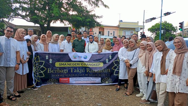 Keluarga Besar SMAN 10 Pangkep berbagi takjil kepada masyarakat dan pengguna jalan. Foto: HN/Aswin