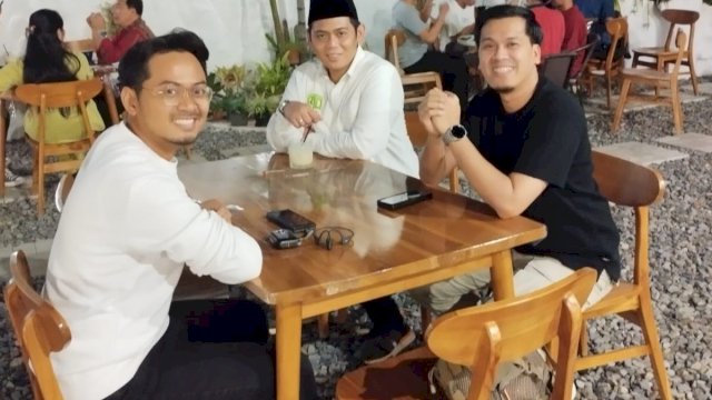 Sekretaris DPC PPP Makassar Rahmat Taqwa Qurais (peci hitam) bersama Udin Saputra Malik (Kaos putih) dan Wakil Ketua DPRD Makassar Andi Nurhaldin Nurdin Halid (kaos hitam). Foto: HN/Sinta