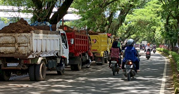 Belum Lama Beroperasi, Warga Keluhkan Dum Truk Material Galian C di Jl Tun Abdul Razak Gowa