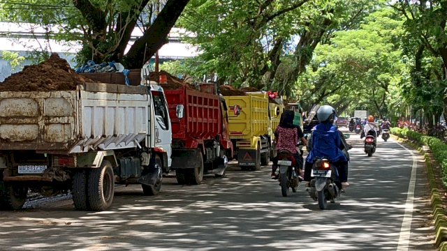 Suasana jalan Tun Abdul Razak yang dikeluhkan warga karena material C berjatuhan Rabu (20/3/2024). Foto: HN/Sinta